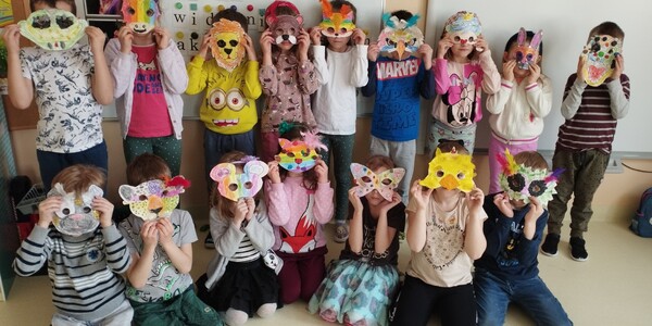 Dzieci w przygotowanych kolorowych maskach