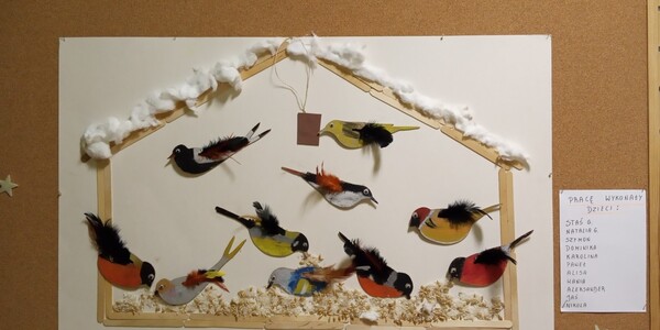 Praca przedstawiająca karmin z ptakami