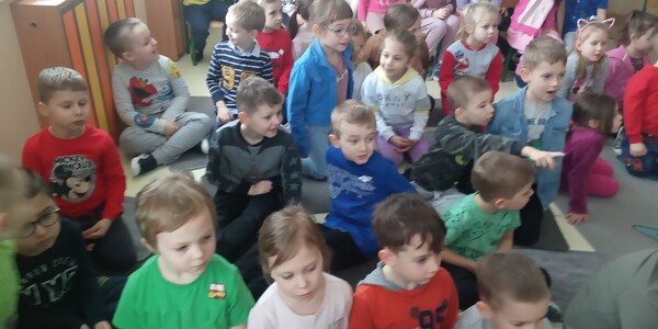 Grupa dzieci przysłuchująca się audycji