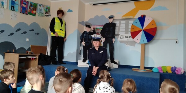 Policjantka opowiadająca dzieciom o bezpieczeństwie