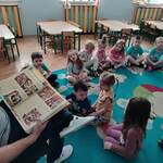  Pan Krzysztof czyta dzieciom