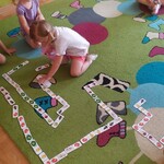 Dzieci układają domino warzywne