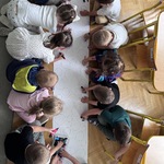widok z góry na dzieci kolorujące kropki.JPG