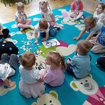 Dzieci układają brakujące kropki