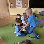 chłopiec wręczający prezenty urodzinowe.JPEG