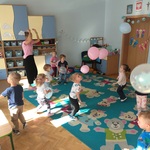 dzieci bawią się podrzucając balony.jpg