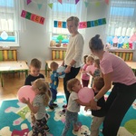 dzieci tańcza w parach taniec z balonami.jpg