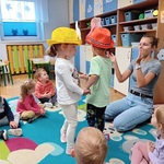 dzieci tańcza w parach w zabawie burak i cebulka.jpg
