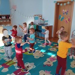 dzieci bawią się w samochody z plastikowymi kołami w rękach.jpg