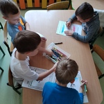 Burza mózgów_ wymiana kredek i pełne skupienie przy chłopięcym stoliku..jpg