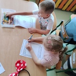 Pełne skupienie i kreatywny proces w toku. Chłopiec z dziewczynką tworzą własną pracę..jpg