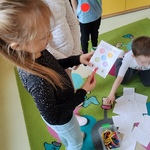 Dziewczynka przypina spinacz na kropce z cyferką 5..jpg