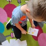 Chłopiec przypina klamerkę na odpowiedniej kropce..jpg