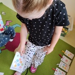 Dziewczynka wskazuje kciukiem odpowiednią kropkę z cyfrą 8..jpg