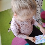 Dziewczyna liczy kropki na kartce..jpg