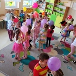Dzieci tańczą w parach trzymając balon swoimi czołami..jpg