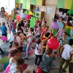 Dzieci tańczą w rytm ulubinych hitów z dziecięcego repertuaru muzycznego..jpg