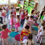 Dzieci tańczą w rytm muzyki..jpg
