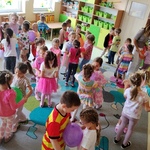 Dzieci tańczą w parach_ trzymając balon brzuszkami..jpg