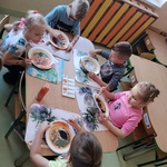 Dzieci malują farbami i zwielką uwagą dopracowują najmniejsze detale swoich malych dzieł sztuki..jpg