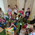 Dzieci siedzą na krzesełkach w kole. Na hasło; koło niebieskie_ podnoszą odpowiednią kończynę. (2).jpg