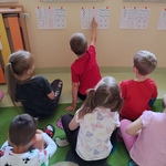 Chłopiec wskazuje wzór_ który według niego narysowała na jejgo plecach koleżanka..jpg