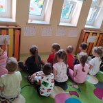 Dziewczynka wskazuje na kartce wzór_ który rysował na jej plecach kolega..jpg