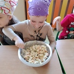 Chłopiec łączy wszystkie skłądniki..jpg