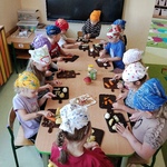 Dzieci kroją warzywa w kosteczkę..jpg