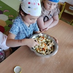 Dziewczynka miesza przyprawioną sałatkę warzywną..jpg