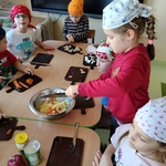 Dziewczynka wrzuca do miski pokrojone przez siebie warzywa..jpg