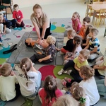 Pani pielęgniarka pokazuje dzieciom jak udzielać pierwszej pomocy..jpg