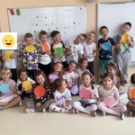Dzieci stoja z kropkami.jpeg