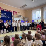 Dzieci uczestniczą w uroczystości z okazji Dnia Edukacji Narodowej w przedszkolu.jpg