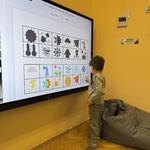 Dziecko korzysta z interaktywnej gry edukacyjnej na ekranie dotykowym.JPG